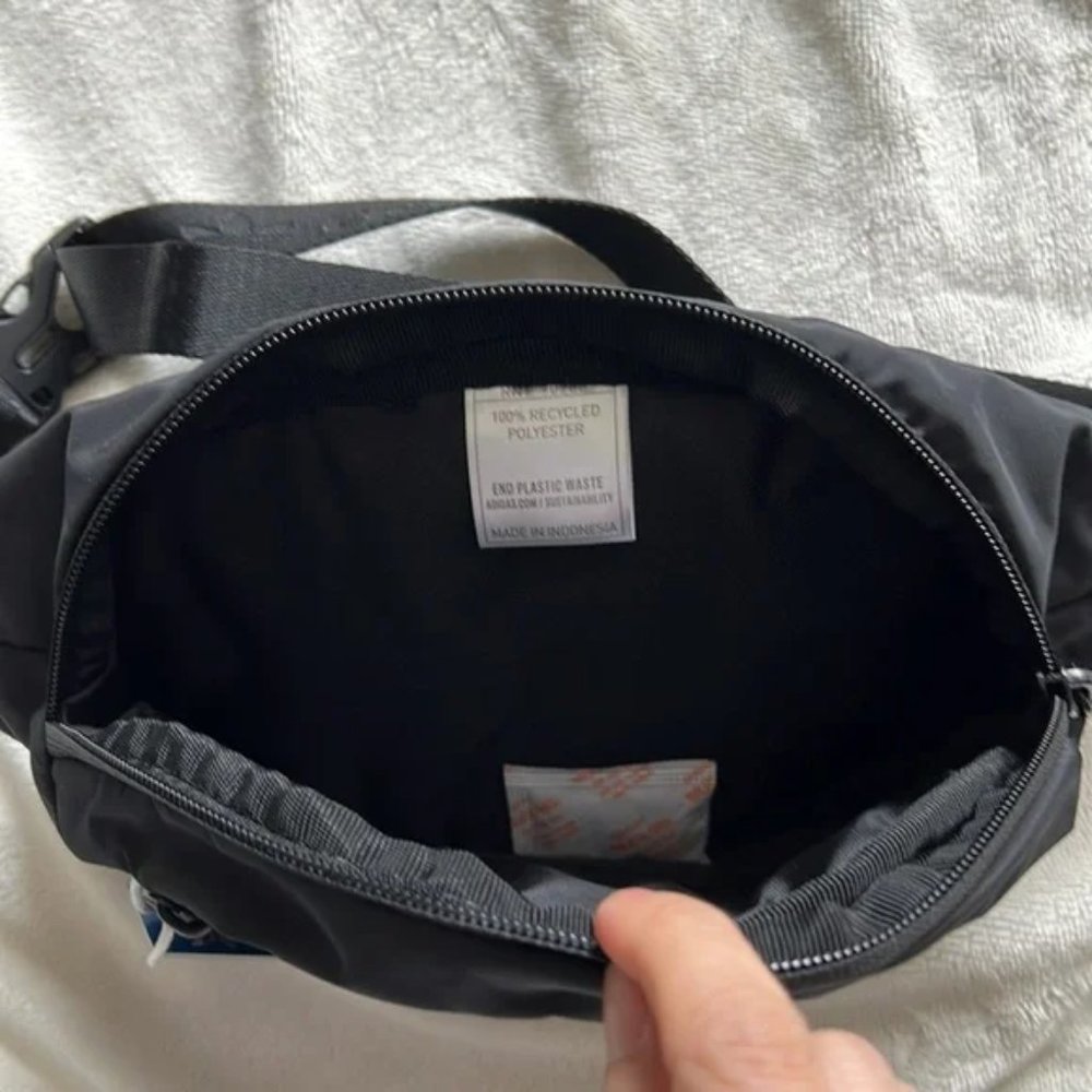 Adidas 3 Stripes waist Pack (BNWT) - Picture 7 of 9